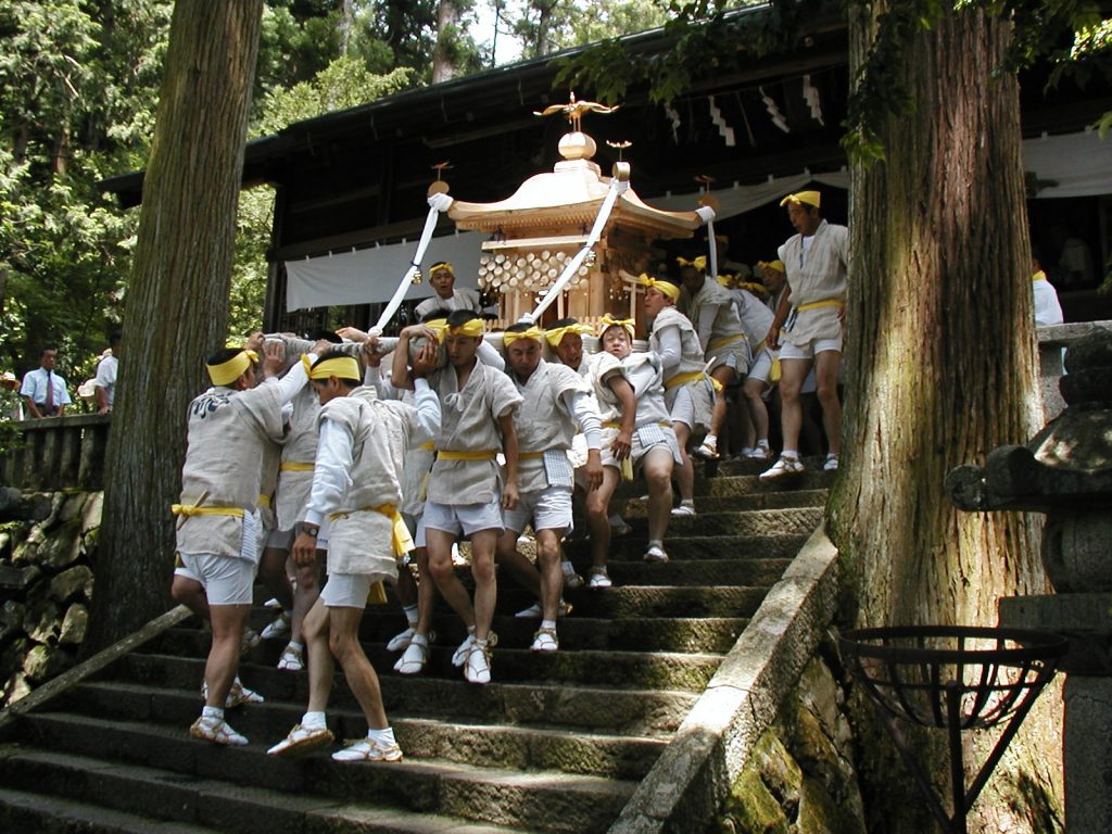 お宮から出るみこし